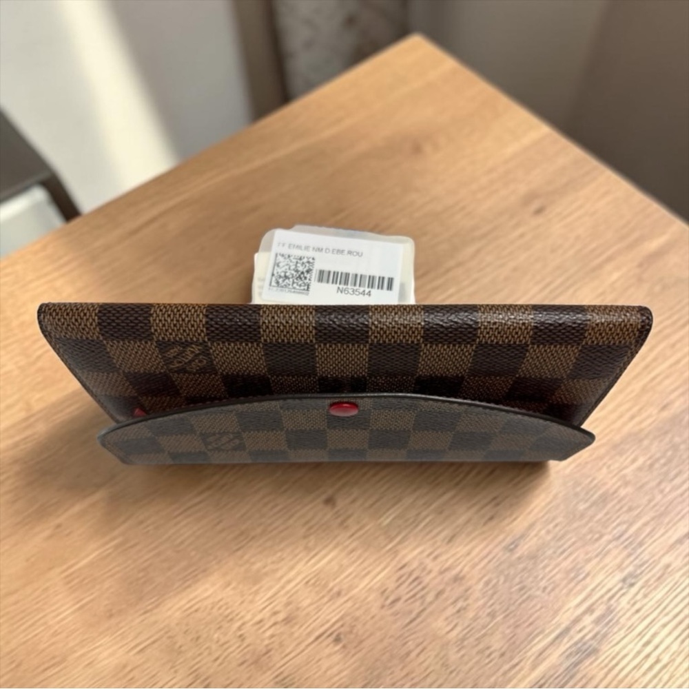 Louis Vuitton Emilie Wallet in Damier Ebene with Red Snap. Full Inclusion. - Picture 9 of 9